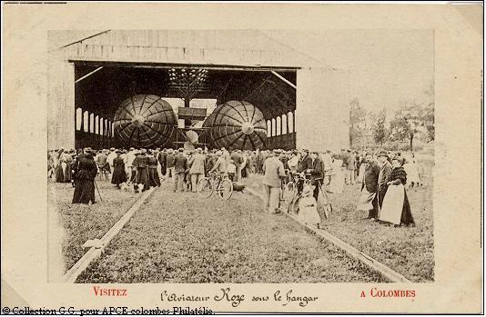 L'aviateur Roze sous le hangar