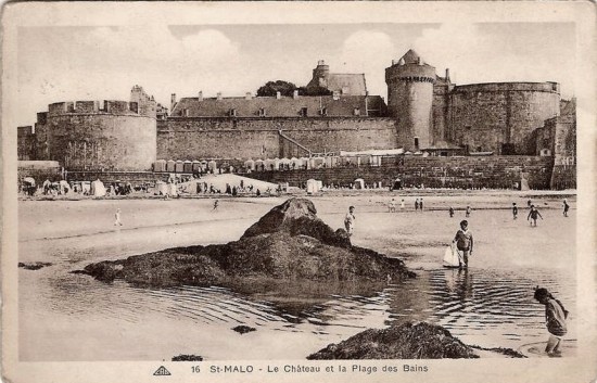 Carte postale de la plage des bains de Saint malo.