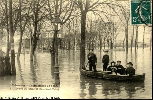 Carte postale de Colombes-Inondation de 1910 et entrée du stade Boulevard de Valmy.