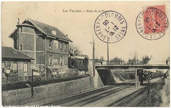 Cartes postale ancienne de Colombes - Train passant sous le pont de la puce.