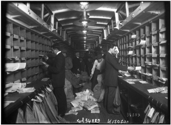 Le tri du courrier dans un wagon poste en 1913.