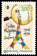 Timbre de france de 1996 Salon Philatélique d'Automne avec zoom d'une loupe pour grossir la tour Eiffel.