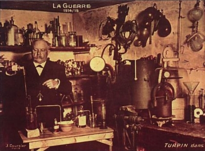 Eugene turpin dans son laboratoire  de chimie à  Colombes.