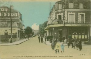 Carte postale LPG 1077 color - Rue des Aubépines Angle de l'Avenue de la Gare.