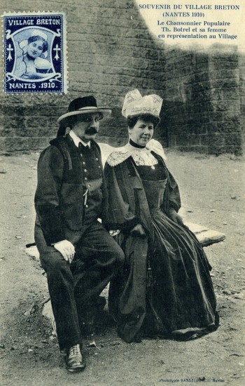 Carte postale: Le Chansonnier Populaire Th. Botrel et sa femme en représentation au Village.