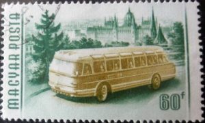 Timbre - Dans le bus jaune, le petit bonhomme pensait à ses timbres.