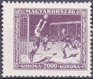 Le premier timbre représentant une scène de football est Hongrois -1925.