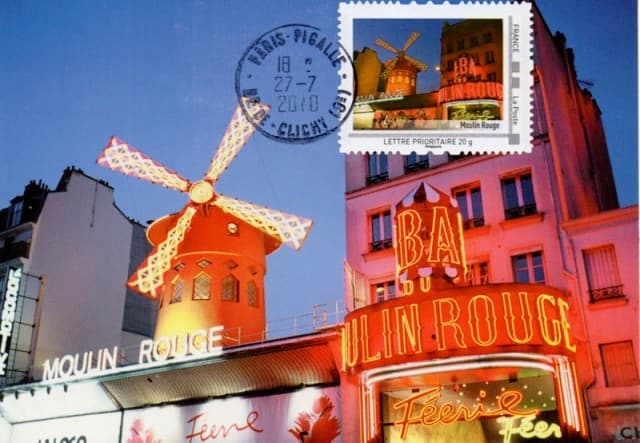 Carte postale maximum  Moulin rouge avec son timbre collector émis en 2010.