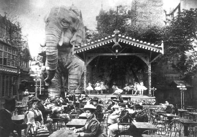 Photographie de l'intérieur du Moulin-rouge et de son éléphant géant vers 1900.