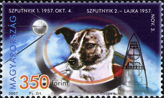 Timbre - la chienne Laïka devient le premier être vivant à aller dans l'Espace.