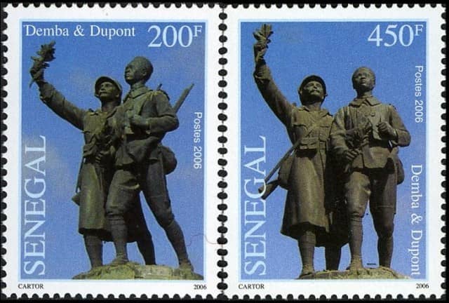 Timbre - Statue des soldats Demba et Dupont à Dakar.